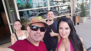 Elisa和Dinni与火辣熟女玩疯狂三人行！