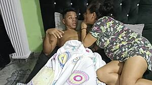 和继子看电影时给他口交