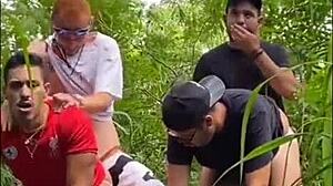 Levei 3 amigos para um sexo selvagem no parque público