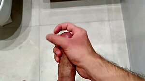 金发美女费伊·鲁纳维在屁股里感受强烈大黑鸡巴