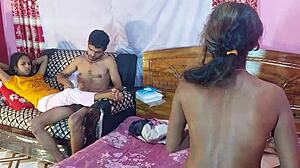 哇，我和我性感的爷爷奶奶用大奶子在狂野四人行中吸鸡巴，还有可爱的18+少女。