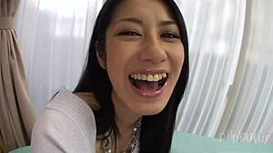 苗条高挑日本模特露出毛茸茸小穴，复古风近距离口交