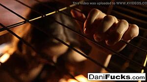 嘿 性感Dani Daniels被困笼子里 真会挑逗
