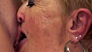 丰满18+美女被热辣奶奶狂舔！