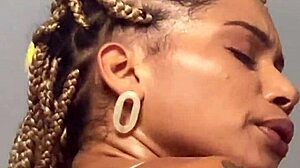 essa garota giovana bombom mostra solo incrível com brinquedos e tesão ardente