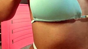 Meu corno assiste eu gozar gostoso em outra pica, sentindo prazer intenso e humilhação