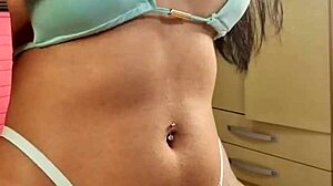 Meu corno assiste eu gozar gostoso em outra pica, sentindo prazer intenso e humilhação