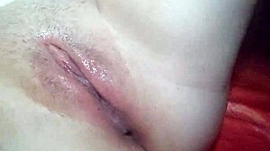 年轻女人用振动器特写自慰到高潮