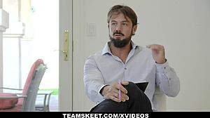 顽皮女孩Madi Collins想要蛋白质剂量特殊疗法。她在医院得到硬核口交和深喉。