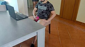 色情继母渴望继子精液作为狂野润滑！