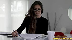 嘿，Sofie Reyez骑上继兄的粗大肉棒帮他缓解疼痛，够野吧？