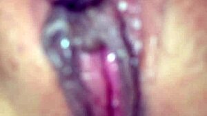 手指和拳头玩弄我老婆超湿的奶油小穴…然后我用嘴清理她的高潮，你懂的！