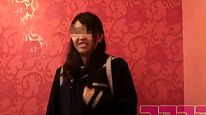 プチ援カラオケ：偷窥者偷拍年轻妹子换内裤秘密片段！