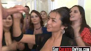 派对骚货在狂野俱乐部吸脱衣舞男，太放纵！