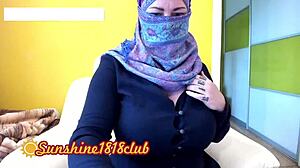 穆斯林头巾美女大奶在摄像头表演录制秀。