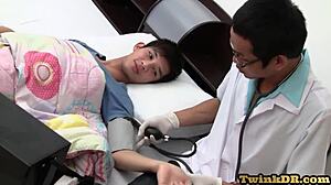 所以，这个书呆子亚洲医生在玩弄小鲜肉的屁股，让他很快就射了！