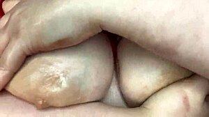 性感BBW用油按摩她的大奶