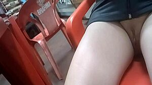 观看妻子与送货员在公共厕所的秘密乐趣