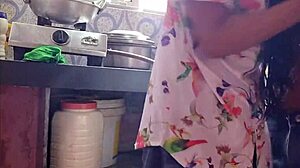 老公公在厨房里猛干年轻儿媳