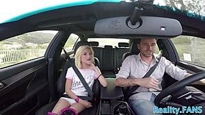 嘿宝贝，让这个小巧美女被舔肛并浸泡在精液里！