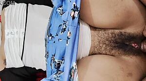 靠，看这个火辣印度大学生妹子在浴室干她男友！