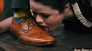 优雅18+青少年在户外变野，骑鸡巴并射在逼上。