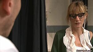 金发妹被紧紧捆绑，猛鞭，然后后入式操