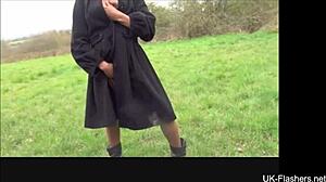 黑肤英国妹户外露阴自摸