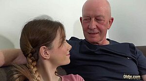 嘿，看这个娇小19岁妹子硬核双插被两个老家伙干！