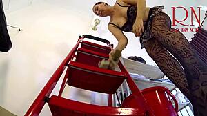 棕发清洁女佣裸体打扫办公室，展示她的大骚逼和天然奶子