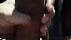 Alisando a pika e te provocando com emo��es intensas.