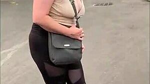 可爱熟女Trixxi Love在公共停车场用震动棒高潮喷水