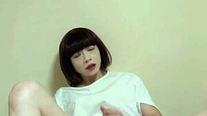 婷萱人妖用巨大玩具口交和肛交，在中国变装场景