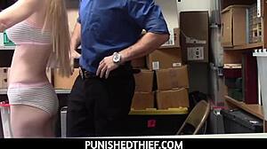 被惩罚的小偷：大胸小妞偷东西后骑上大屌