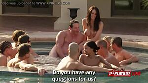 乔和克里斯汀在泳池里玩耍，一边挑逗其他夫妻进行热辣的前戏