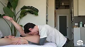 Whitney Wright 和 Owen Gray 在深射中出动作中