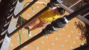 偷窥者阳台抓拍邻居在性感房东妻子身上撒尿