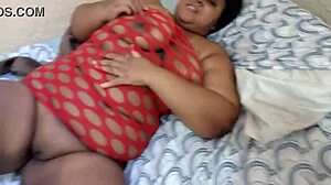 madrasta cheia de tesão fode sua grande buceta