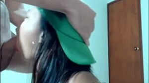 拉丁情侣少女在网络摄像头上激烈口交自制棕发美女