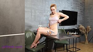 年轻金发妹桌子上狠抠骚穴