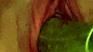 哇，这骚货18+用黄瓜当假阳具疯狂自慰！