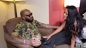 Maxine, where’s my drink? I need ya now, babe!