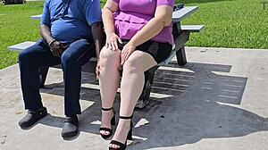 午餐休息在公园遇陌生人，让他在一间空屋里吞噬我的逼