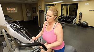 性感丰满熟女Danni Jones被健身教练猛操