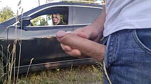 海滩上暴露鸡巴惊呆年轻18+妹子