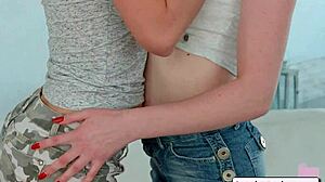 Gia Mulino和Kiara Gold在热辣女同性恋玩法中互相手指