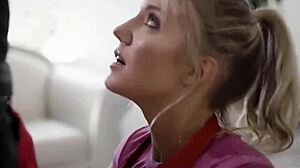 害怕的女仆Candice Dare面对双倍麻烦