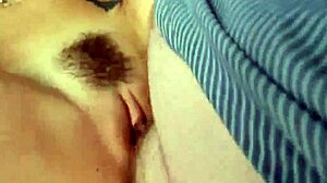 嘿，18岁美女，用假阳具肛交，周围一群疯狂朋友