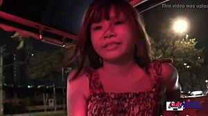 年轻女孩在激烈POV场景中承受粗暴猛干