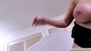 布鲁克林在光滑小穴上诱人弹跳